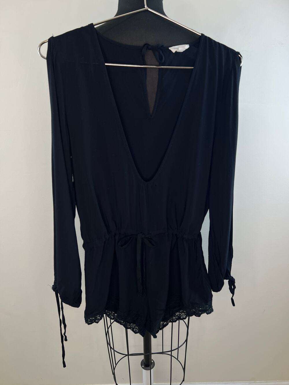 Cotton Candy Black Plunging V-Neck Long Sleeve Lace Hem Tie Waist Romper Size M